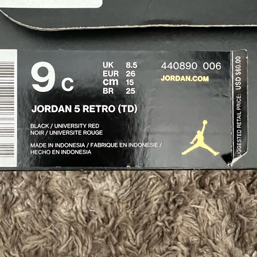 Kids Jordan’s 5 Retro black and university red in great condition size 9C